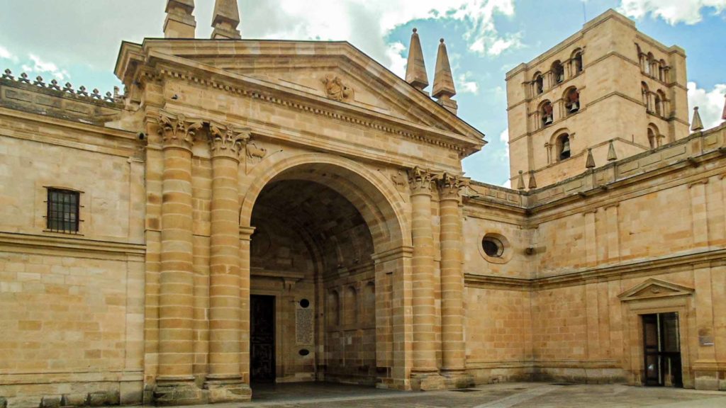 puerta de entrada a la catedral de zamora