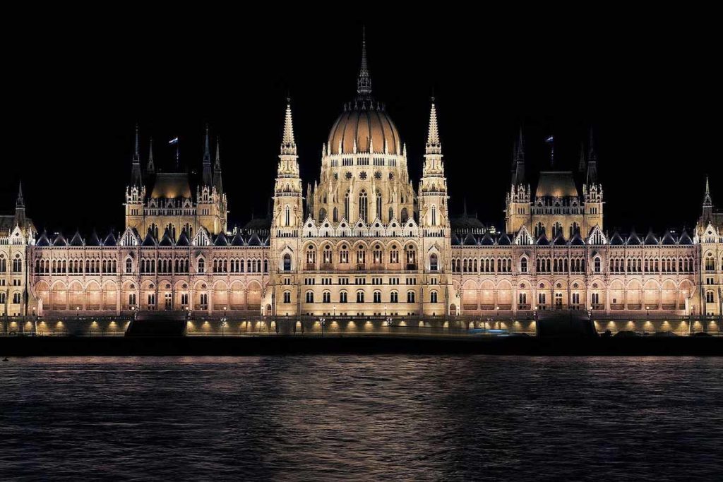 parlamento budapest noche iluminado